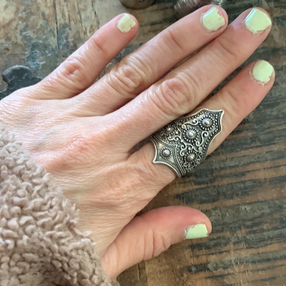 Free people ring adjustable but fits a 7 now preowned - Picture 7 of 7